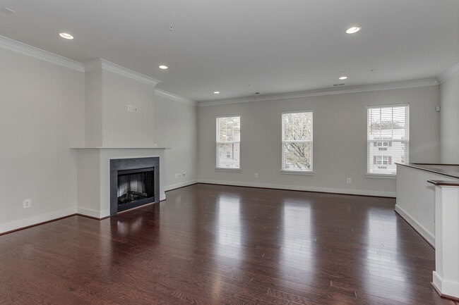 Building Photo - Gorgeous Townhome/Great Location!