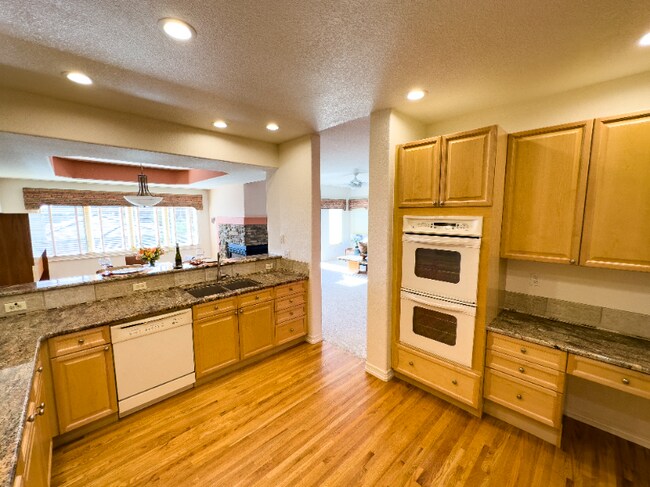 Building Photo - 593 Ridgeside Dr