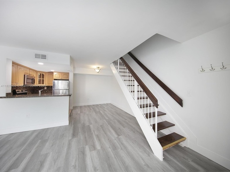 Photo - 670 NW 85th Pl