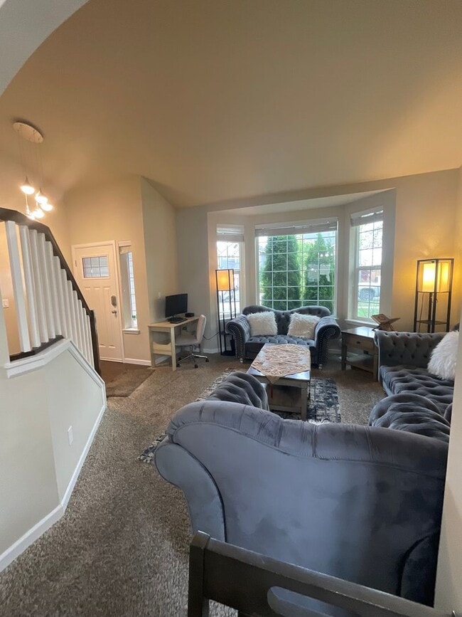 Building Photo - Spacious 4 bedroom Home