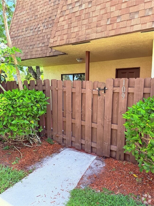 Building Photo - 109 San Remo Blvd