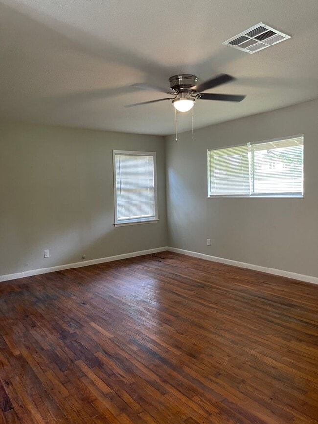 Building Photo - 3 Bedroom House Within Walking Distance of SFA