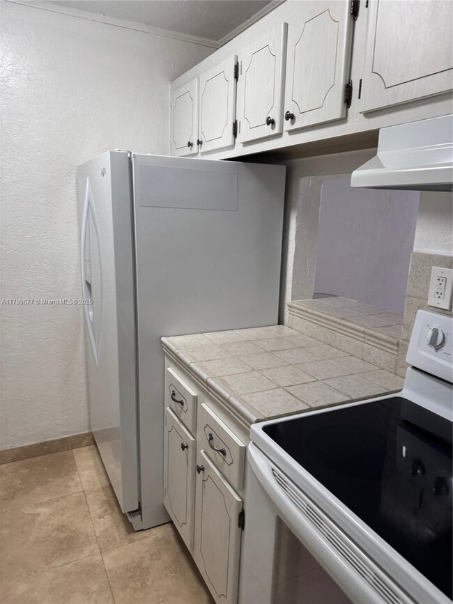 Building Photo - 14311 N Kendall Dr
