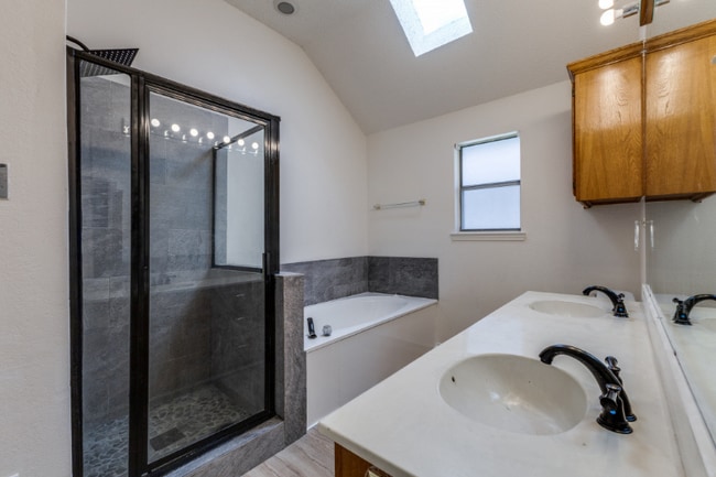 Building Photo - 917 Haverstraw Pl