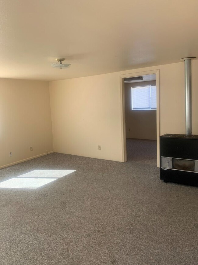 Building Photo - 3 Bedroom in Suburbs