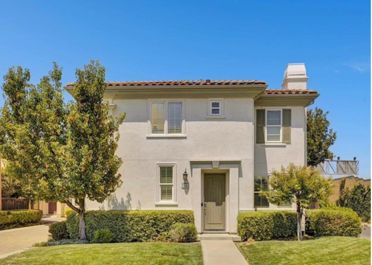 Primary Photo - 2101 Carrara St