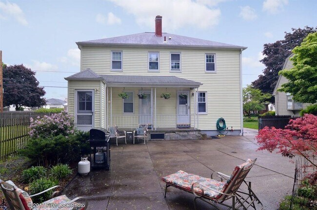 Foto del edificio - 166 Rowe Ave