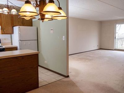 Building Photo - 5S100 Pebblewood Ln