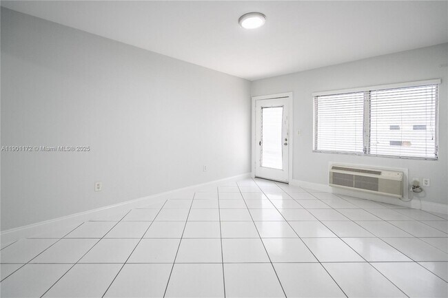 Foto del edificio - 7640 Carlyle Ave