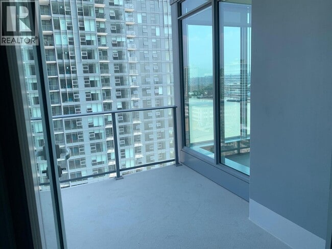 Photo du bâtiment - 680 Quayside Dr