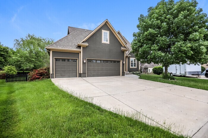 Primary Photo - 5 Bedroom Lees Summit Beauty! Available NOW!