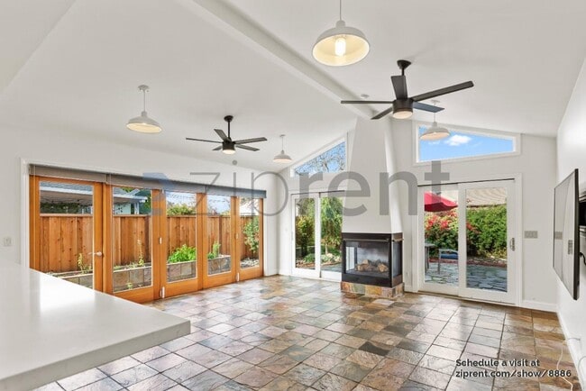 Building Photo - 475 Roading Dr