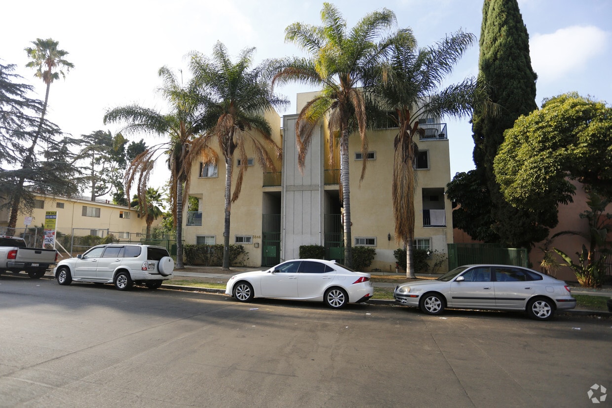 Mayur Town Homes Apartments in Los Angeles, CA