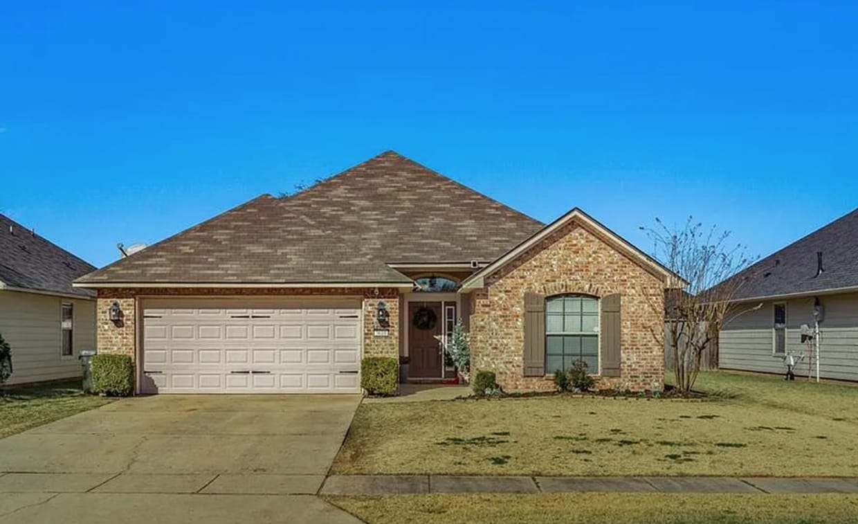Primary Photo - Live the Legacy Life – 3 Bed, 2 Bath Beauty!