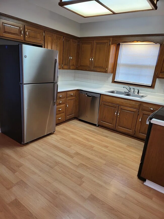 Building Photo - Spacious 4 Bed, 2.5 Bath Home with Fireplace & Garage in Independence, MO