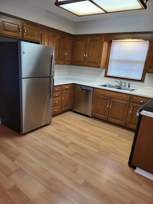 Foto del edificio - Spacious 4 Bed, 2.5 Bath Home with Fireplace & Garage in Independence, MO