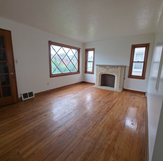 Foto del edificio - Multi Family Home 3 Bedroom and 1 Bath For Rent