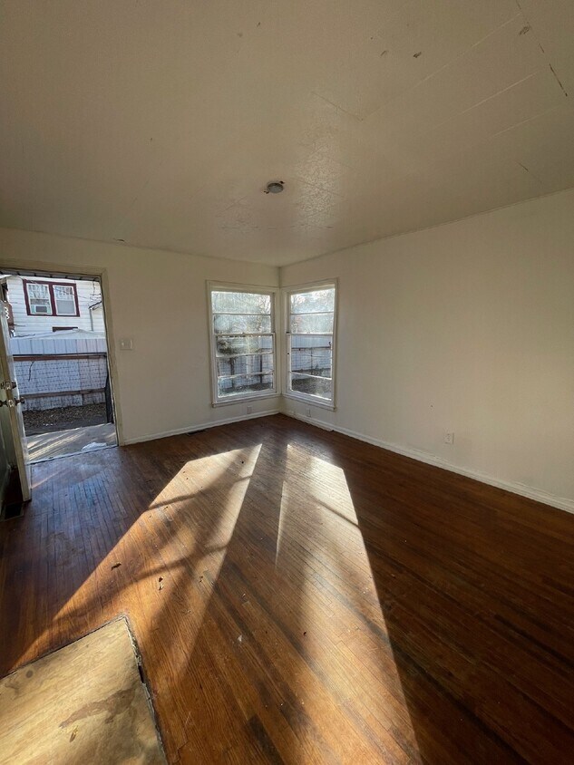 Updated 1 Bedroom Apartment. SECTION 8 ACC... Apartment for Rent in