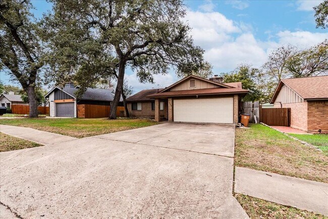 Foto del edificio - 7204 Towering Oaks Dr