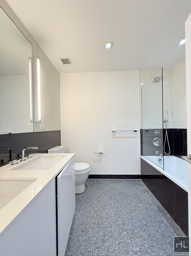 Foto del edificio - NO fee Sunny 1 bedroom 1 bathroom with washer and Dryer - WEST END AVENUE