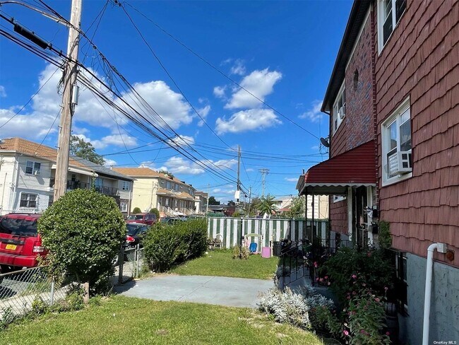 Building Photo - 28-21 Brookhaven Ave