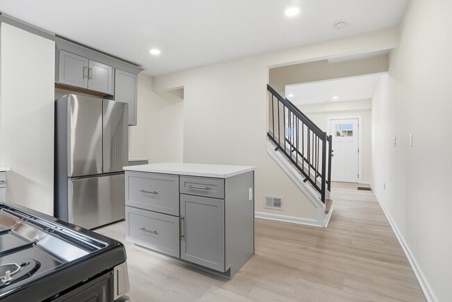 Building Photo - 302 38th St