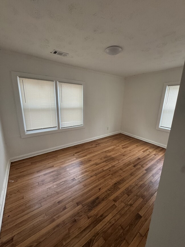 Building Photo - 2300 Carey Dr SE