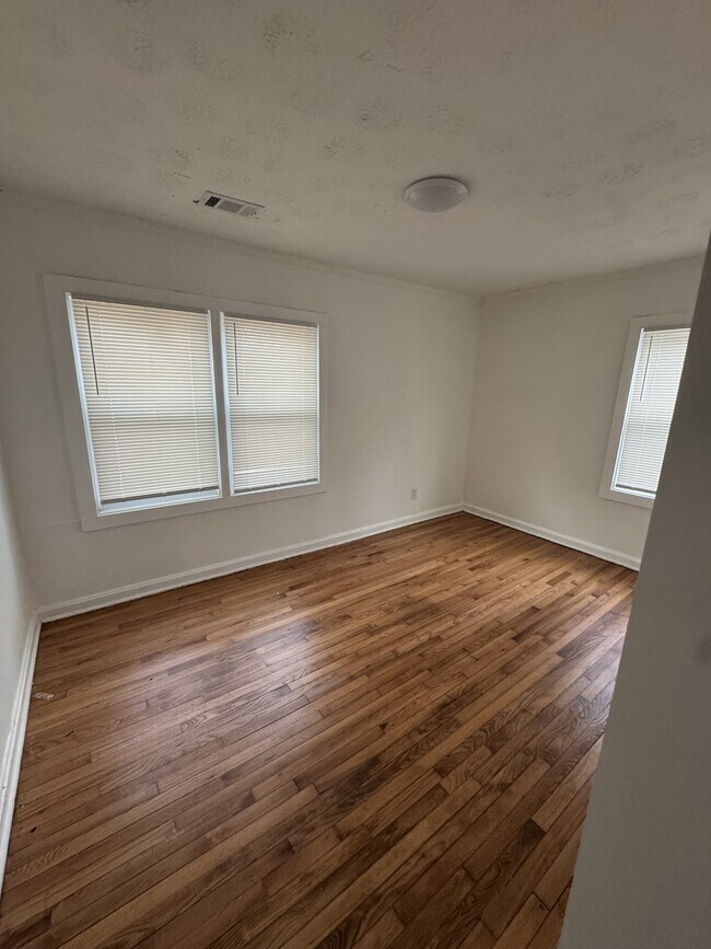 Foto del edificio - 2300 Carey Dr SE