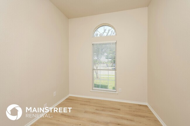 Foto del edificio - 328 Willow Creek Dr