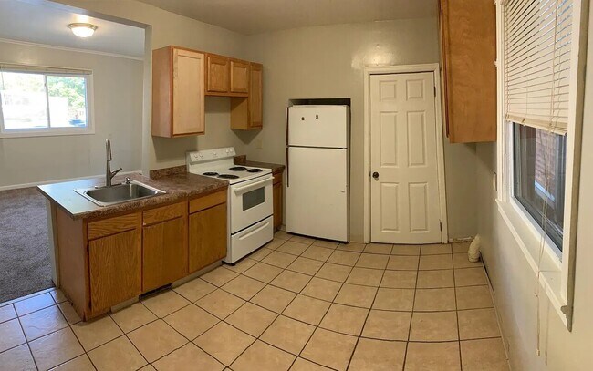 Building Photo - 1031 E 3rd St