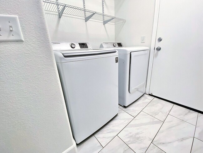 Building Photo - BEAUTIFUL 3 BEDROOM 2 FULL BATHS SINGLE ST...