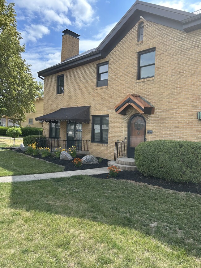 Front of lower unit - 547 N Broadway St