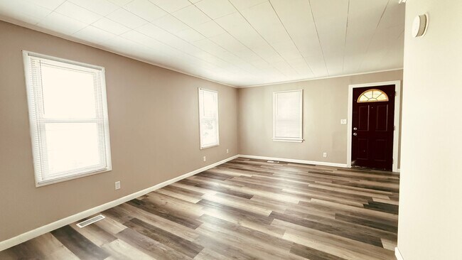 Building Photo - SPACIOUS…4 Bedroom 1 Bath