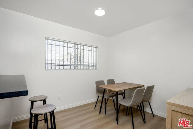Foto del edificio - 3620 S Budlong Ave