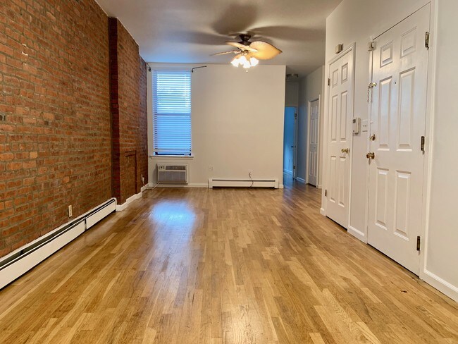 Foto del edificio - 1120 Hudson St