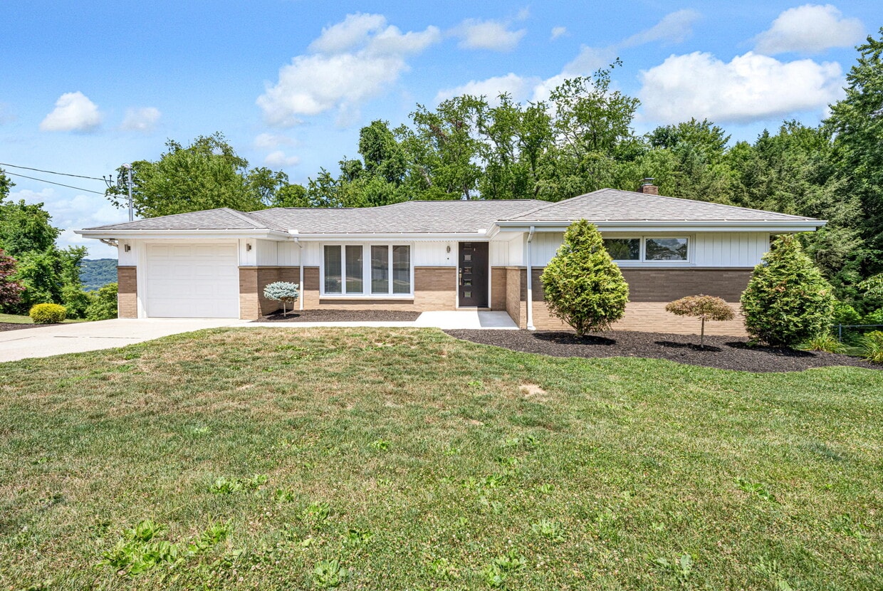 10 Plainview Dr, Coraopolis, PA 15108 House Rental in Coraopolis, PA