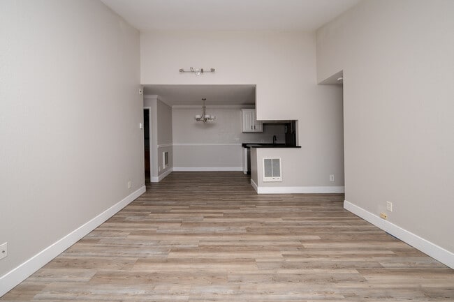 Building Photo - 851 Woodside Way