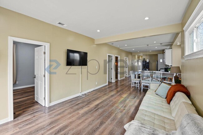 Building Photo - Unit