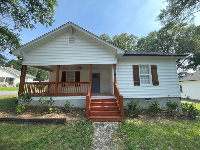 Foto principal - Updated Kannapolis Bungalow – Modern Charm...