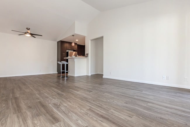Building Photo - 9919 Rio San Diego Dr