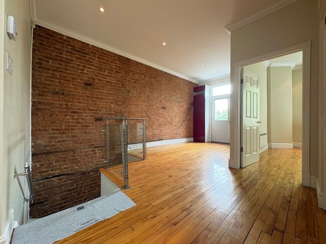 Building Photo - 756 Av Atwater