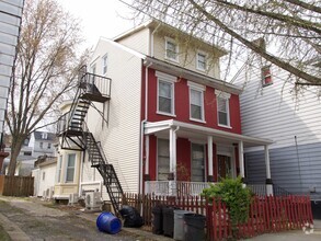 Building Photo - 1020 Ferry St