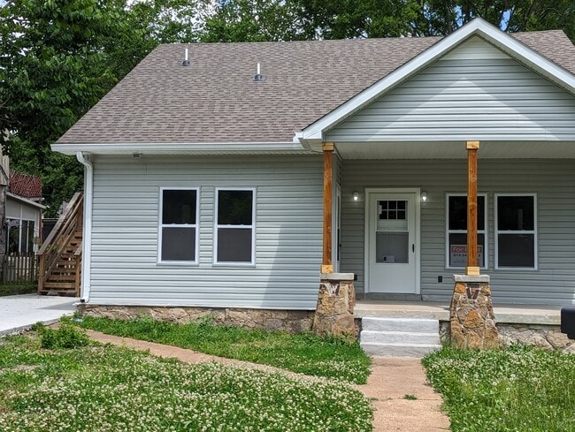 Building Photo - 703 Hart Ave