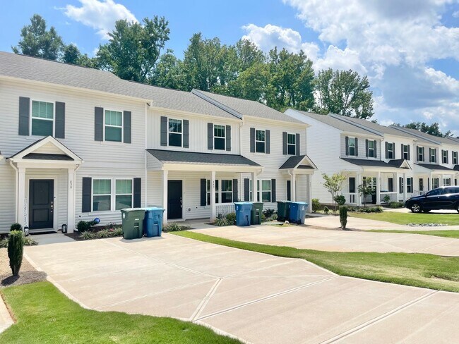 Foto del edificio - 3 br 2.5 ba townhome AVAILABLE AUGUST 20TH...