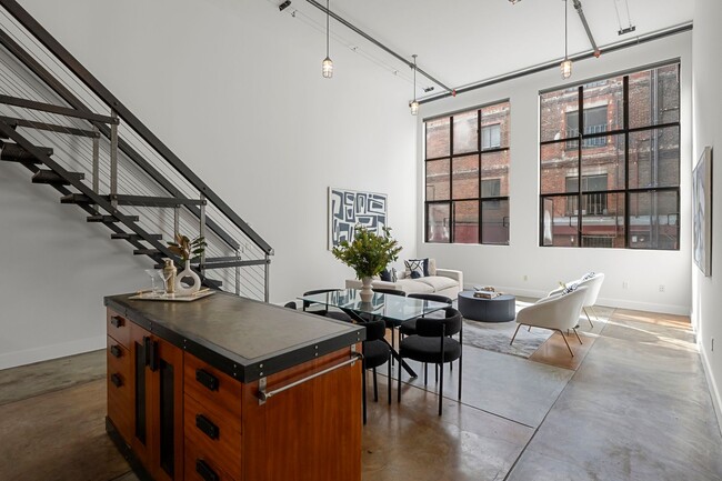 Foto del edificio - Tribeca-style 2 Bed / 2 Bath Loft Available 2/1