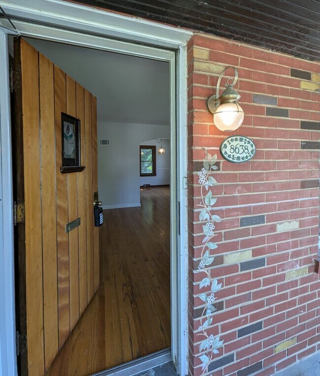 Foto del edificio - 8638 Henrietta Ave