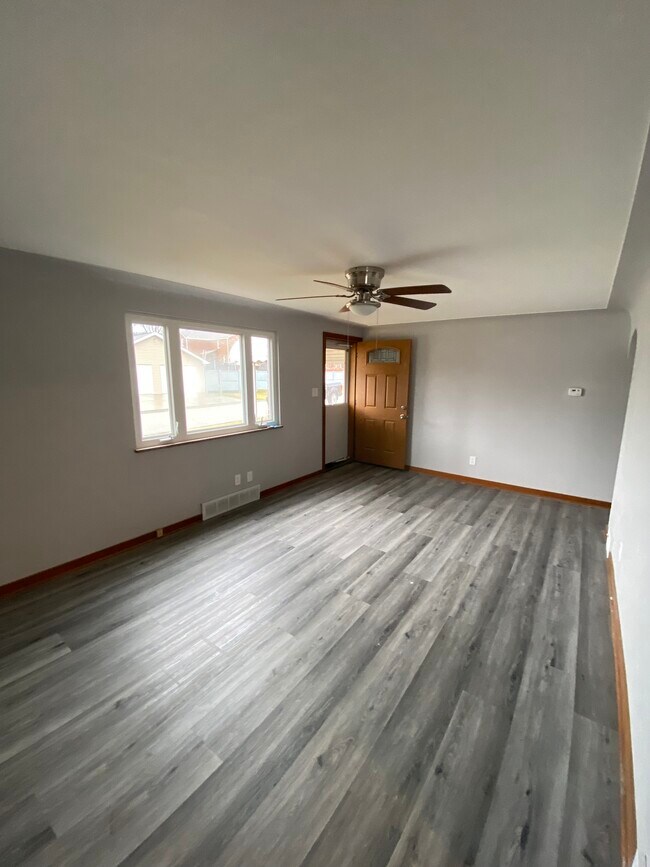Foto del edificio - 1017 Tanner Ave