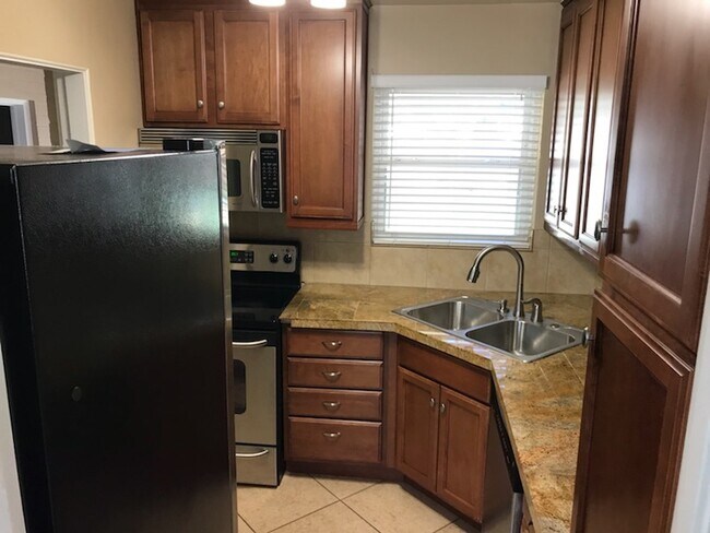 Foto del edificio - Lovely 3 Bedroom/2 Bathroom Near Downtown!