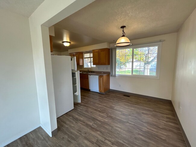 Foto del edificio - 2 Bedroom / 1.5 Bathroom Duplex in Redmond...