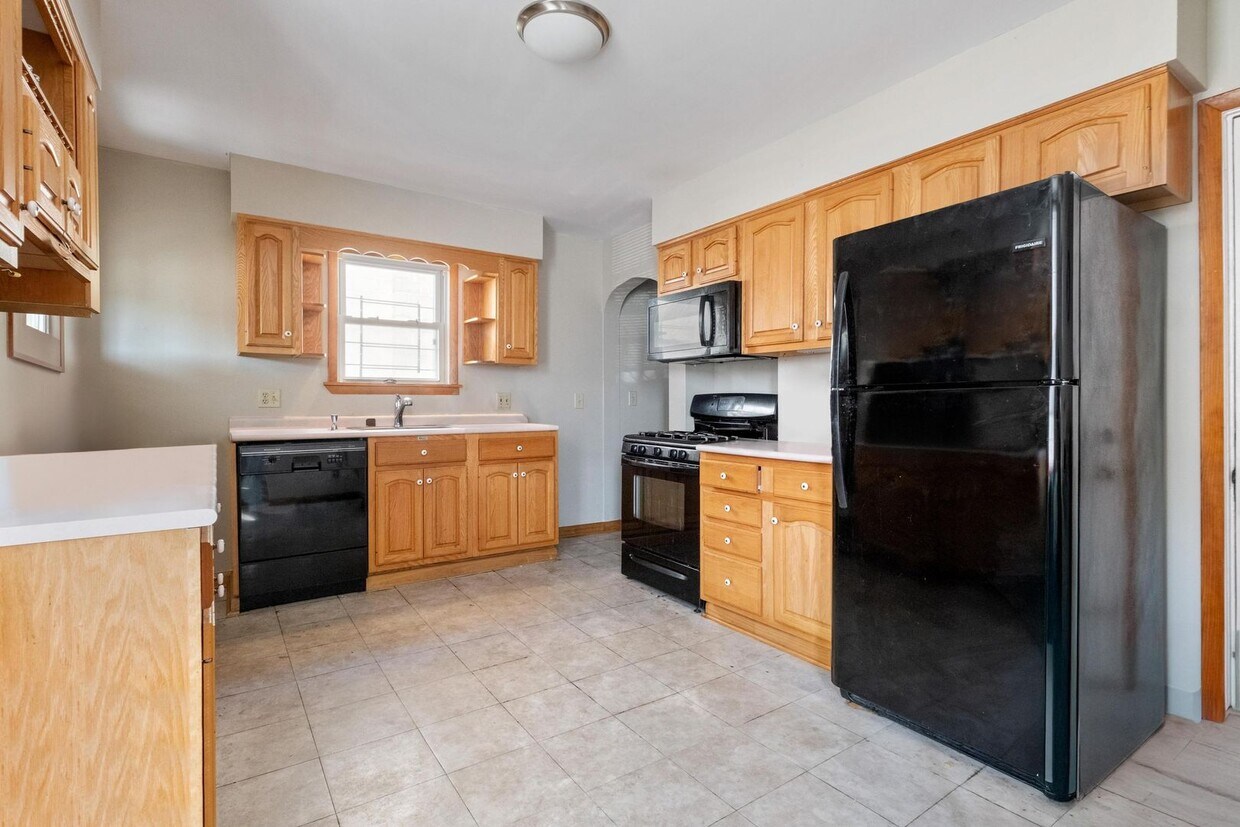 Bloomfield SFH 3 bedroom 1 BR With Off Street Parking/Fenced Yard - Bloomfield SFH 3 bedroom 1 BR With Off Street Parking/Fenced Yard